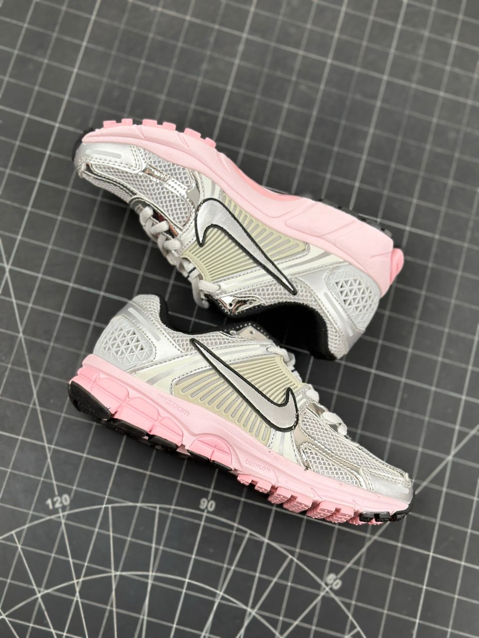 Zoom Vomero 5 Metallic Pink