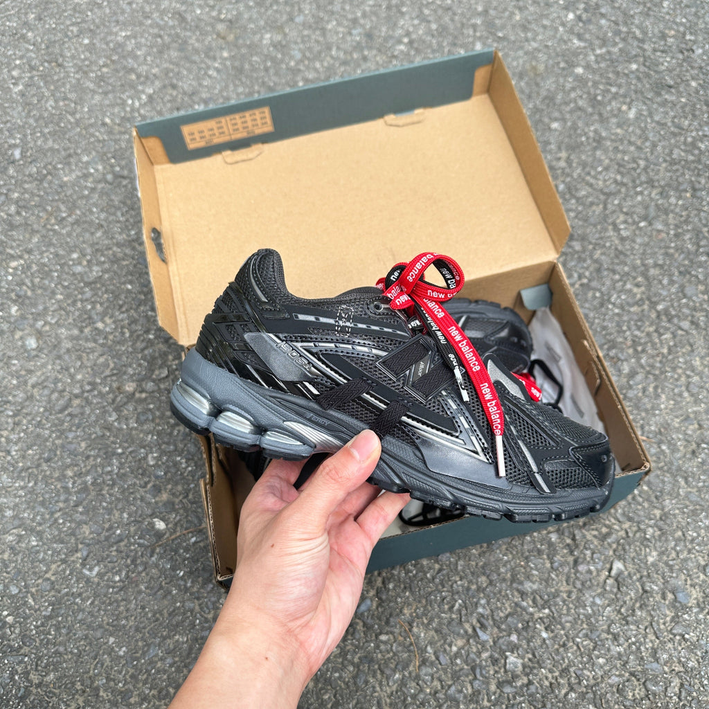 1906A Black 2025 (lacets offet)