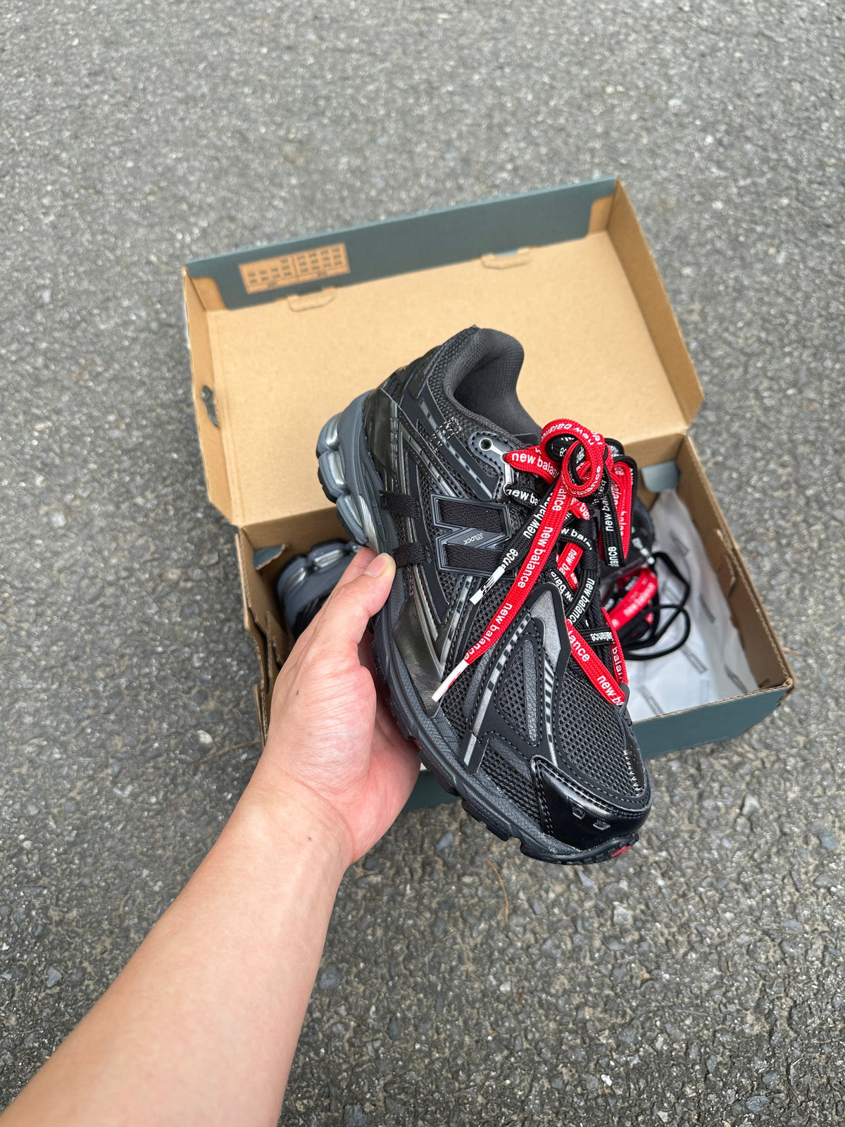 1906A Black 2025 (lacets offet)