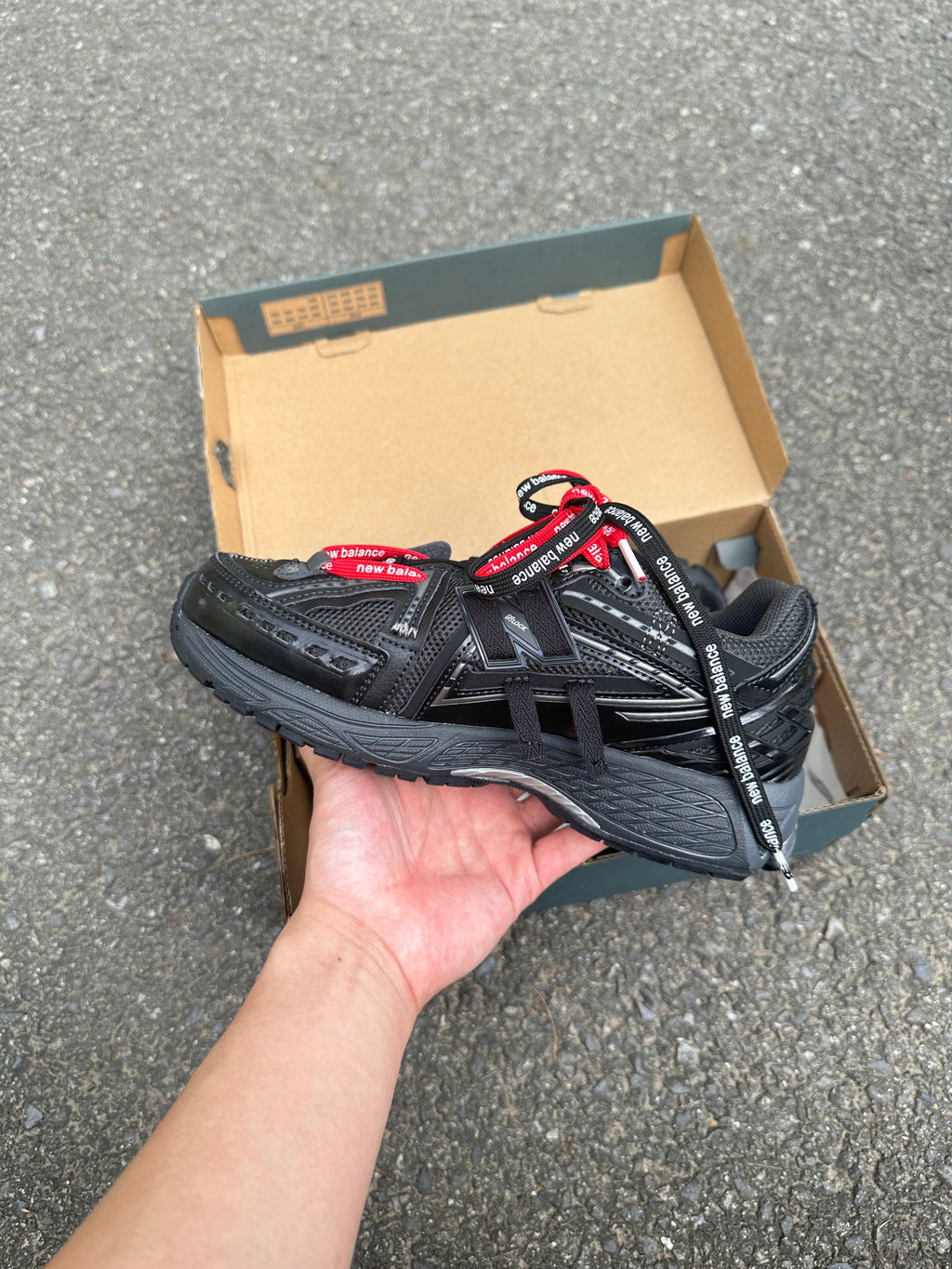 1906A Black 2025 (lacets offet)