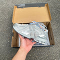 1906A Grey metalic 2025 (lacets offet)