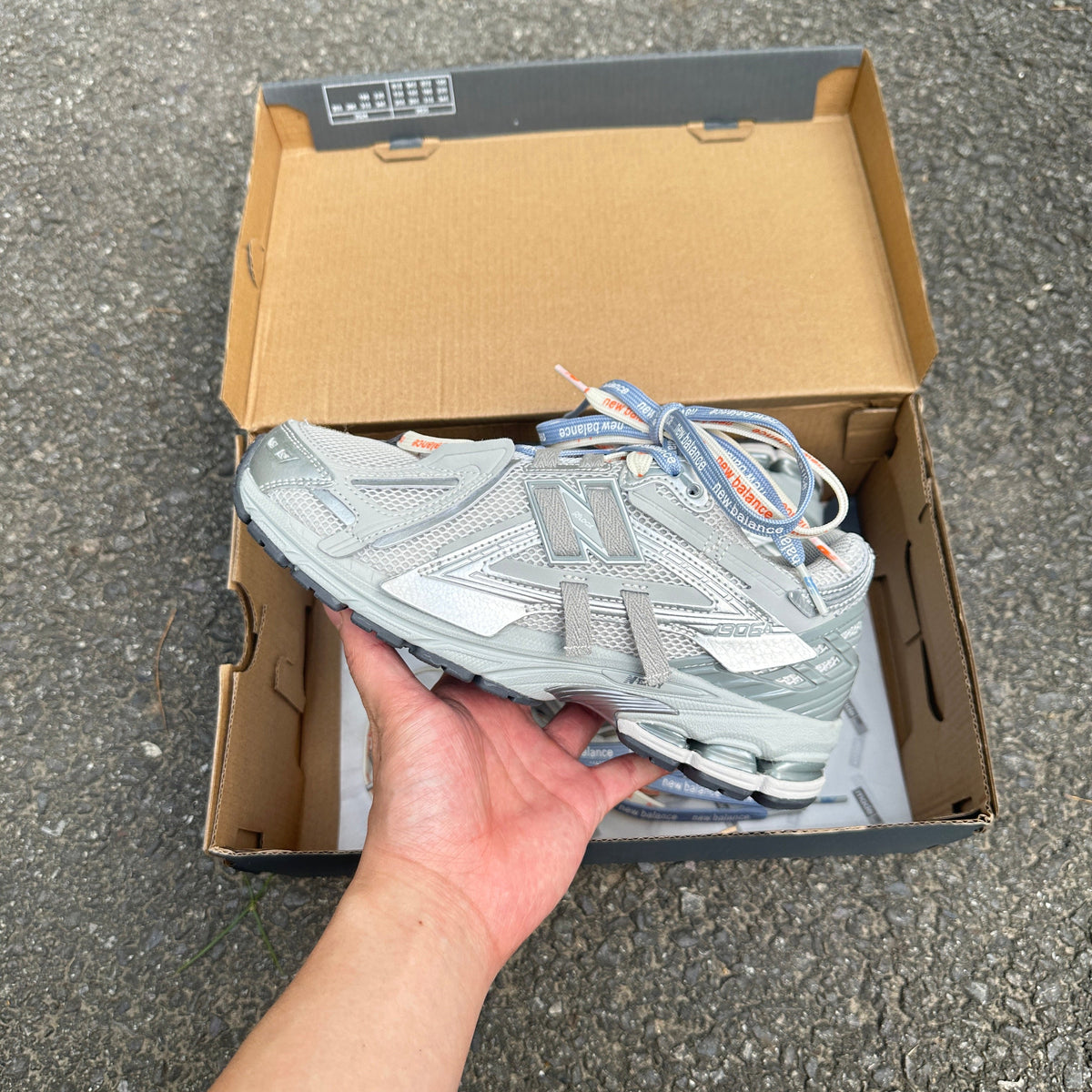 1906A Grey metalic 2025 (lacets offet)