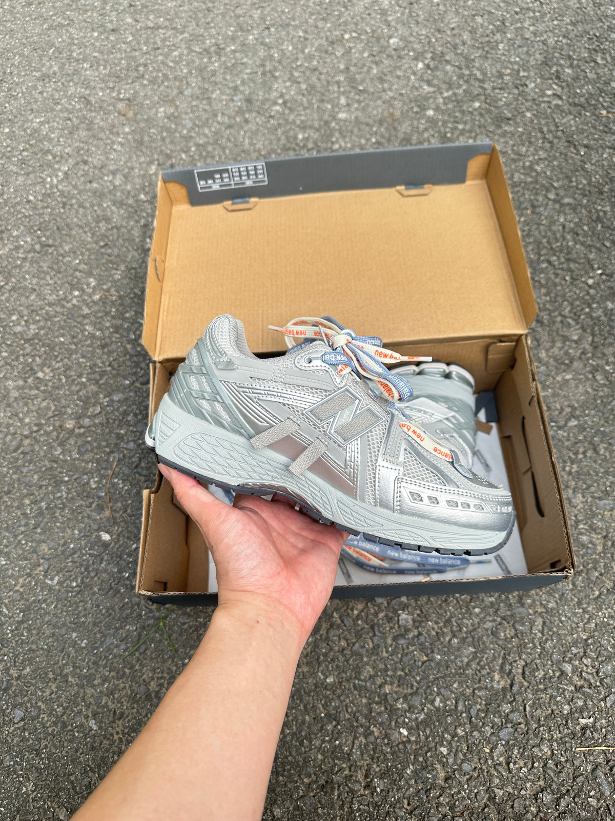 1906A Grey metalic 2025 (lacets offet)