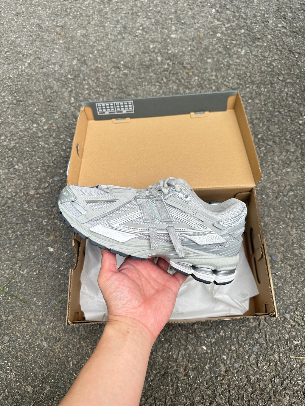 1906A Grey metalic 2025 (lacets offet)
