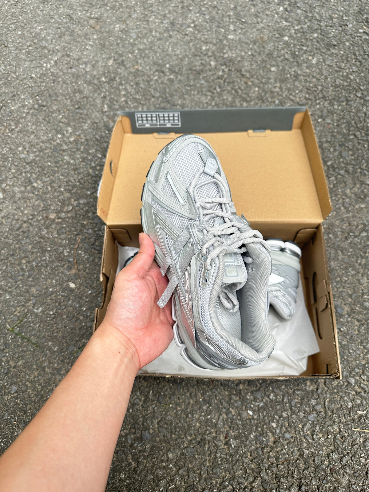 1906A Grey metalic 2025 (lacets offet)