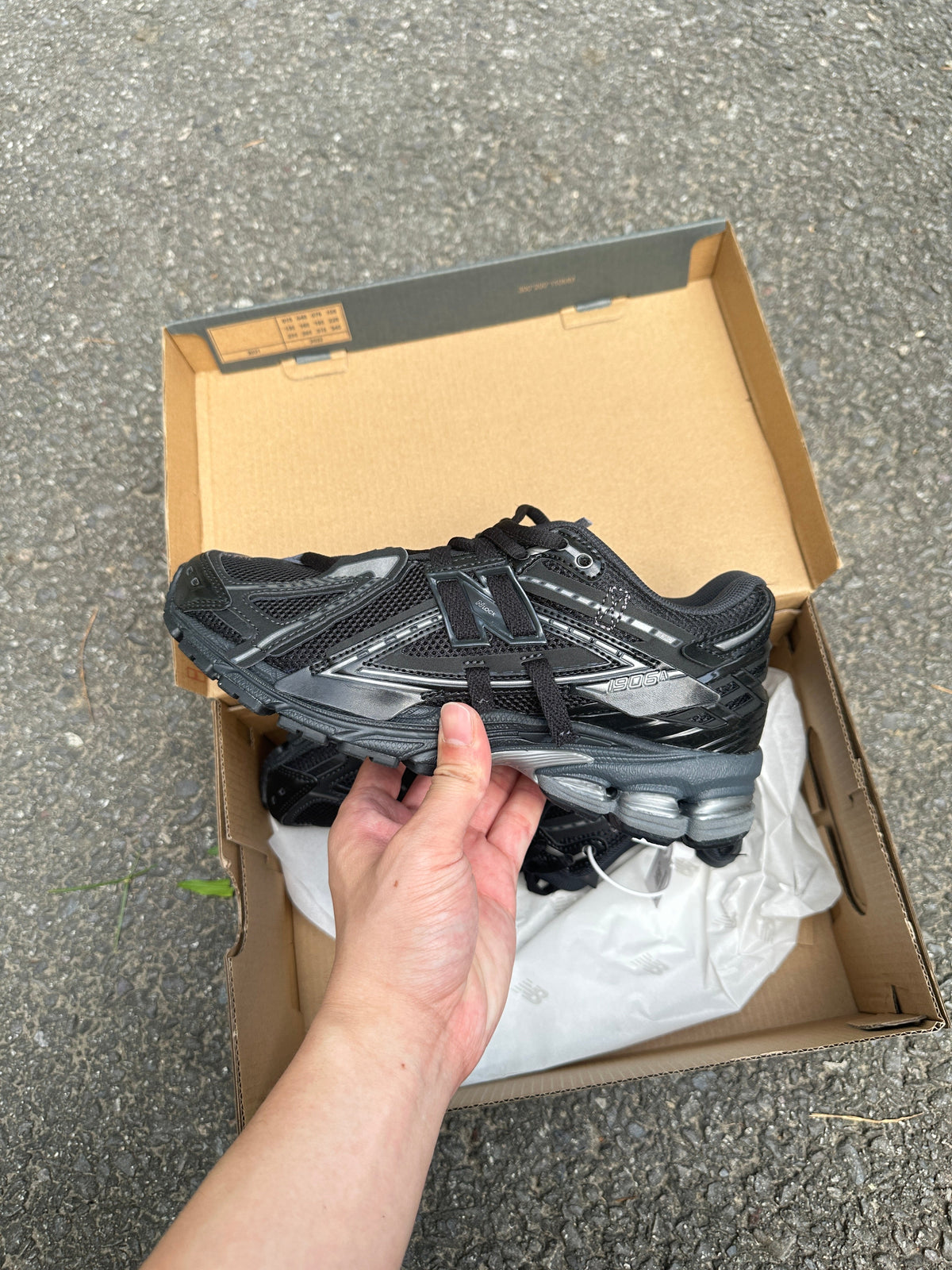 1906A Black 2025 (lacets offet)