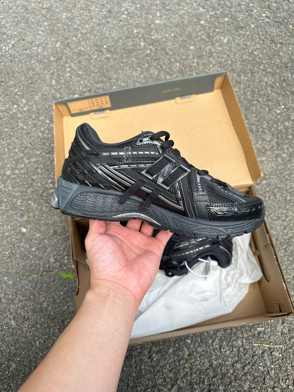 1906A Black 2025 (lacets offet)
