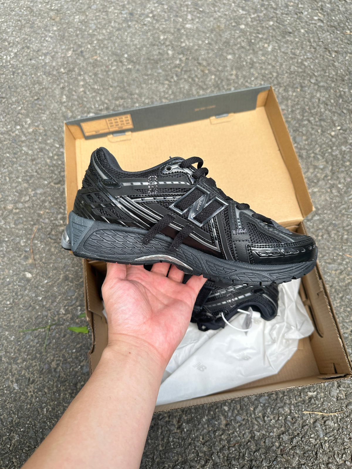 1906A Black 2025 (lacets offet)