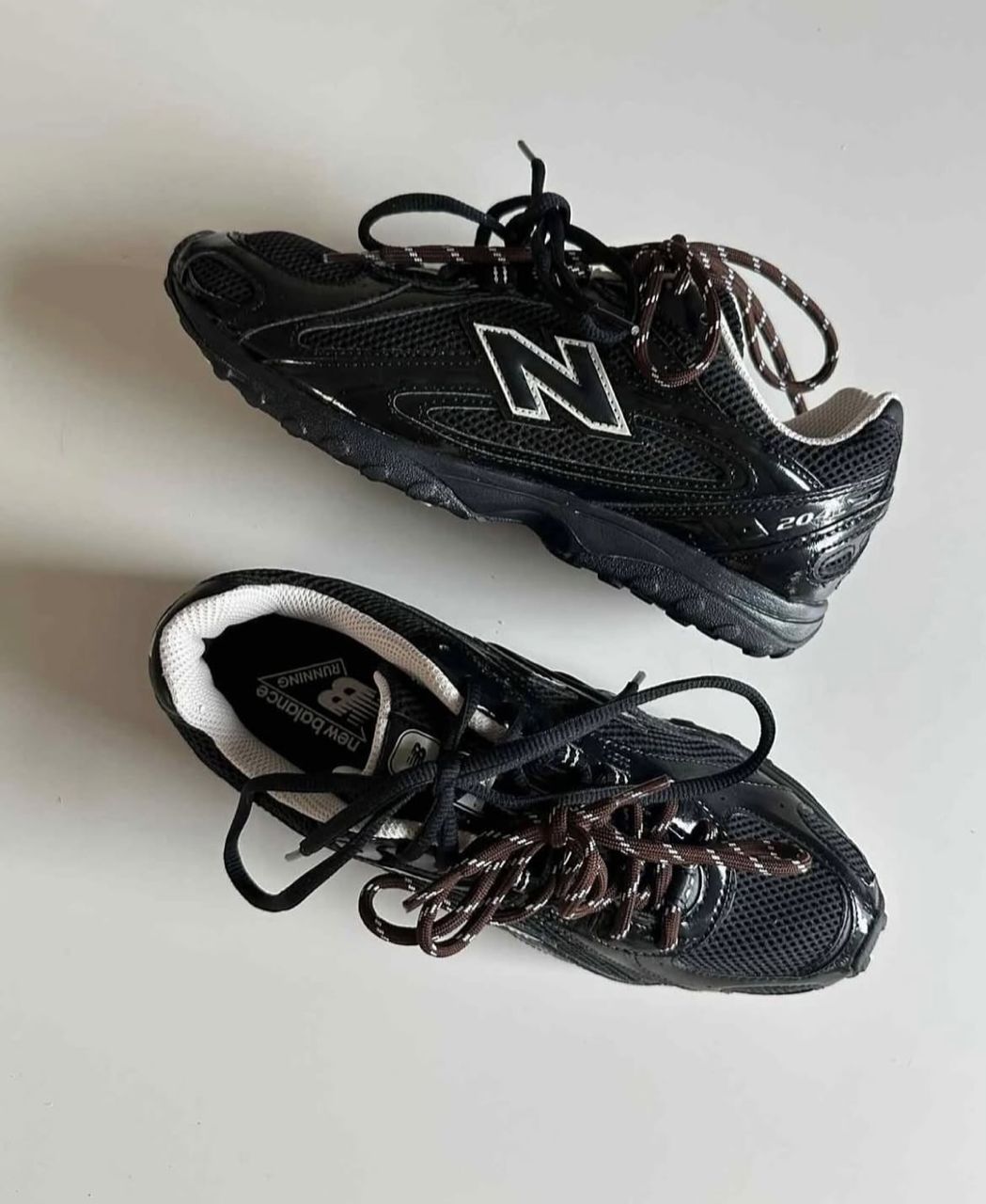 2002R – noir vernis