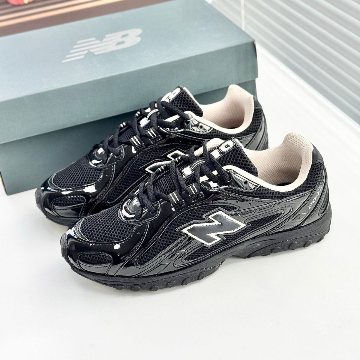 2002R – noir vernis